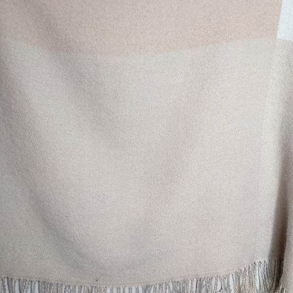 SOIA & KYO Blush Rose Pink Fringe Shawl Scarf Wrap Cardigan Blanket Poncho OS - Picture 15 of 16
